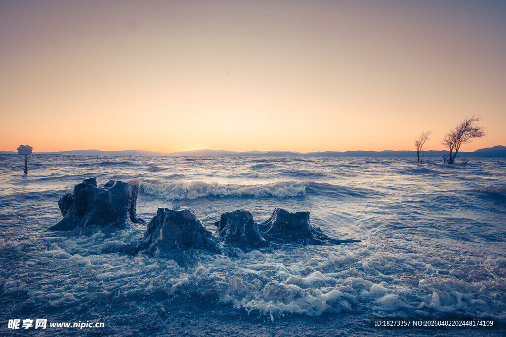 海边日落时的礁石景观