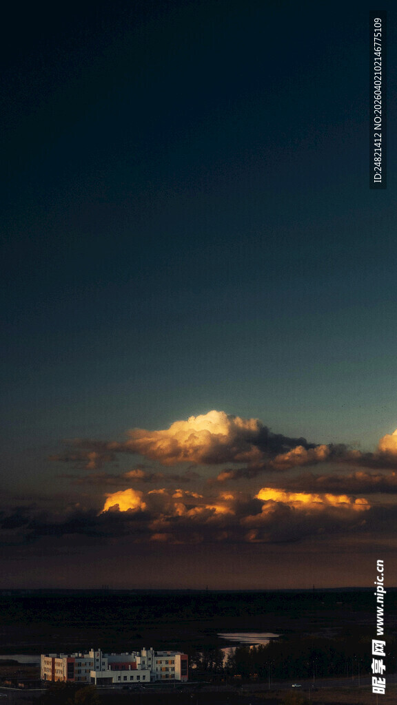 黄昏时分天边的绚丽云彩