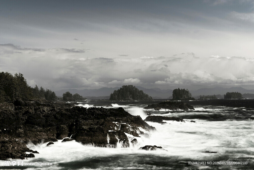 湍急河流与岸边景致