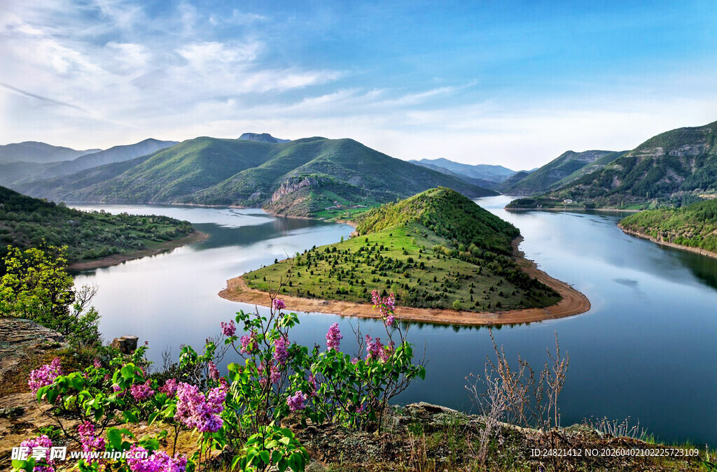 山水间的多彩自然景观
