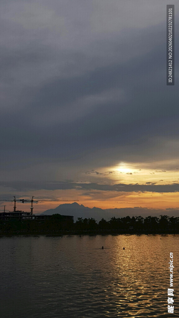 湖畔夕阳美景