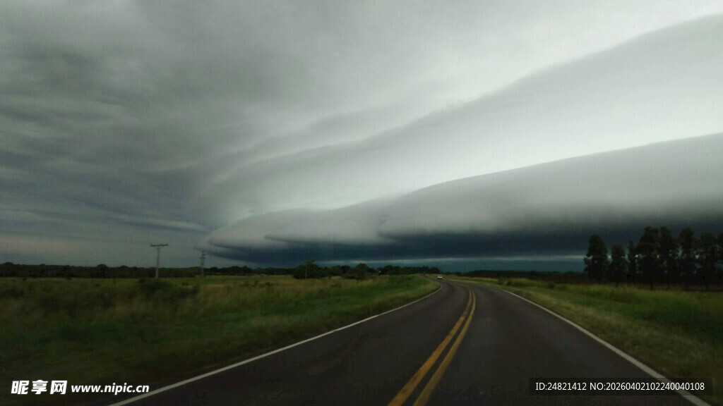 旷野中延伸的双车道公路
