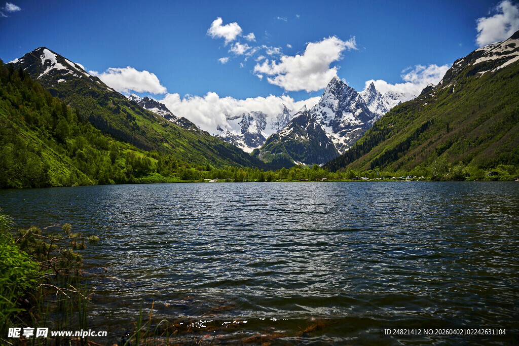 高山湖泊美景
