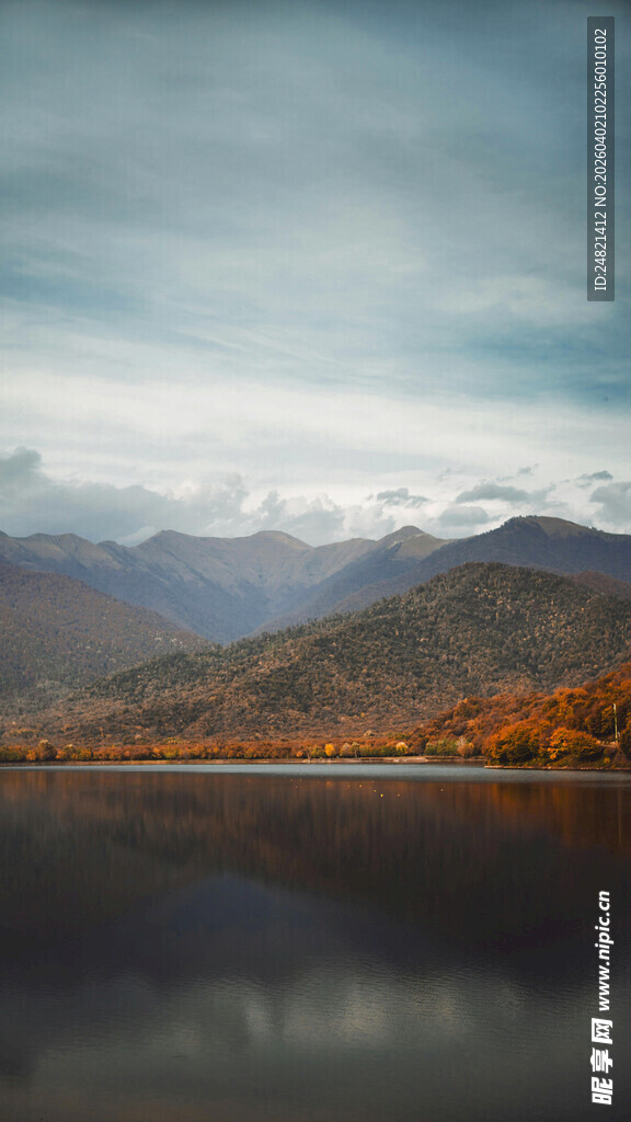 秋日静谧湖山美景