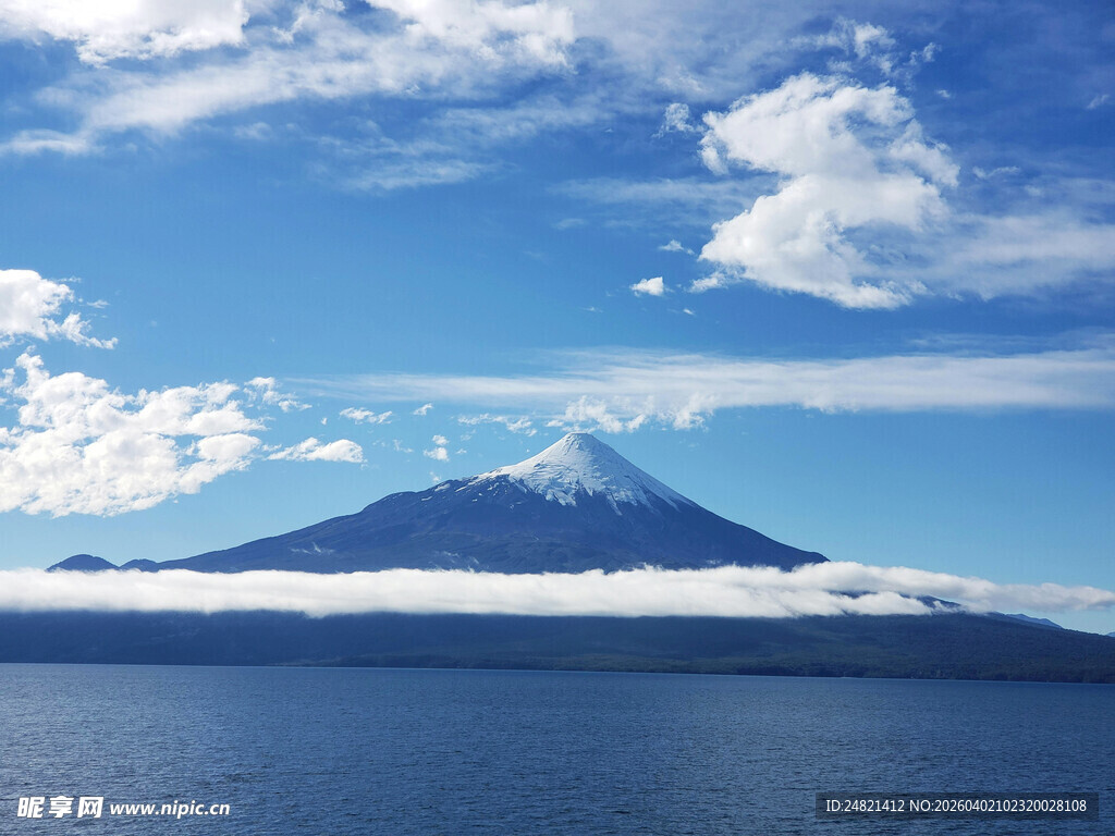 壮丽火山湖景