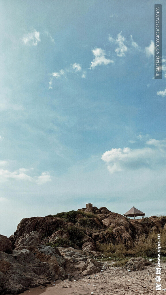 蓝天之下的嶙峋岩石