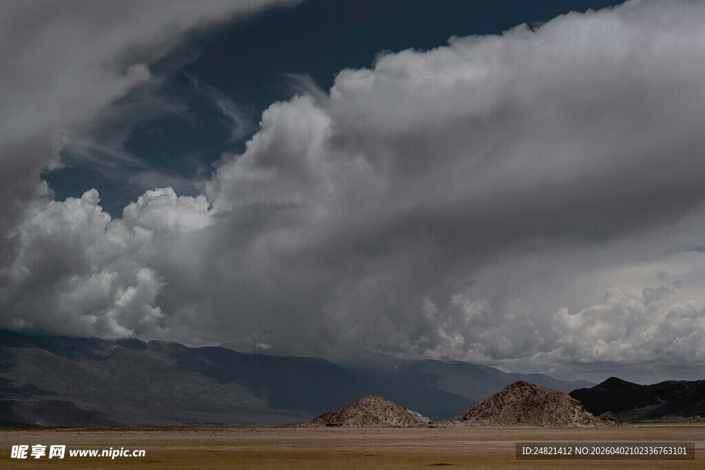 草原上空的壮丽云层景观