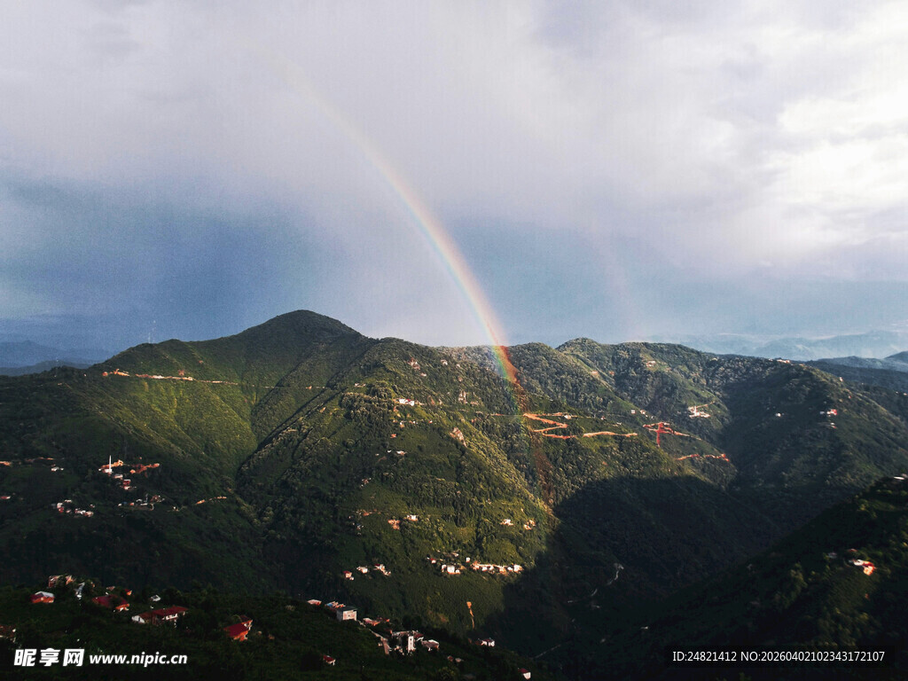 山间彩虹美景