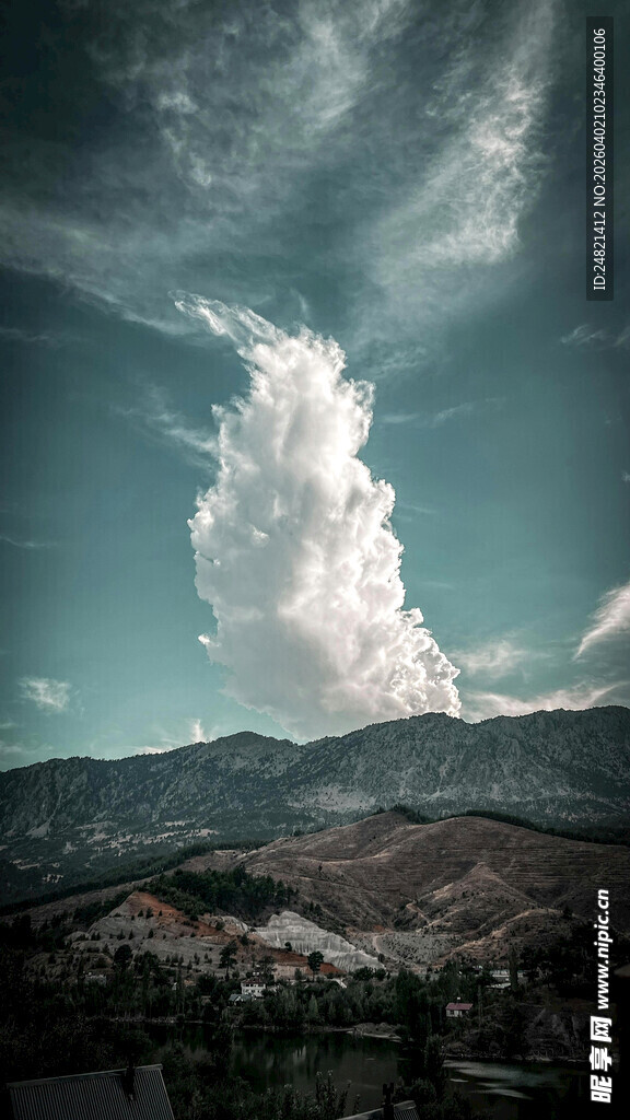 山间壮观积雨云