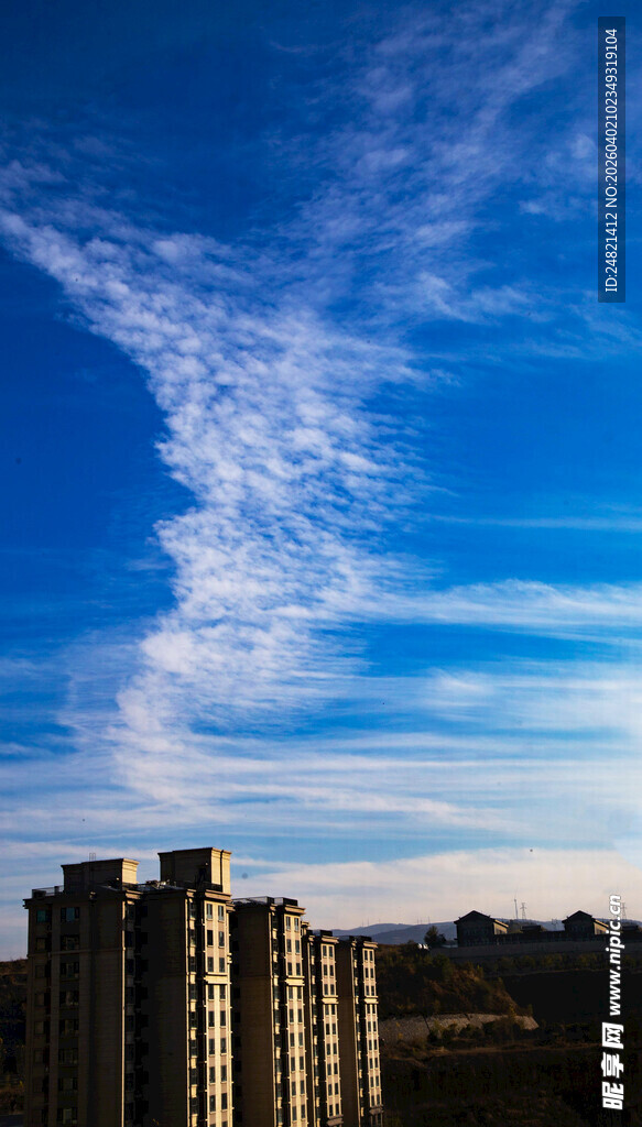 城市上空的美丽云彩