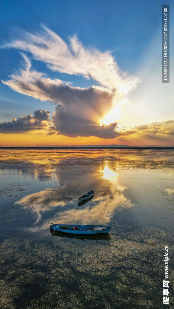 夕阳下静谧湖面上的小船