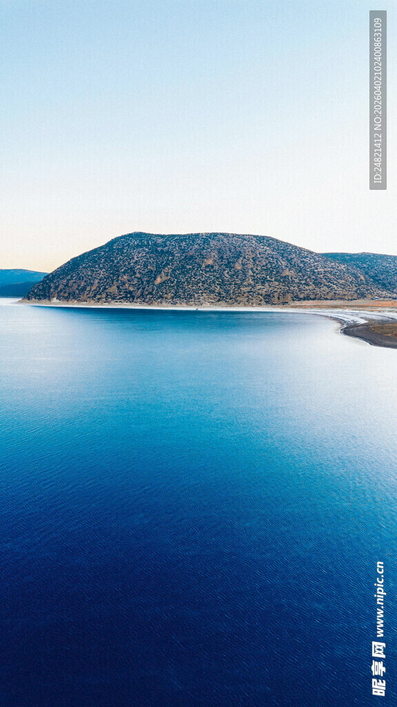 宁静湖景与远山