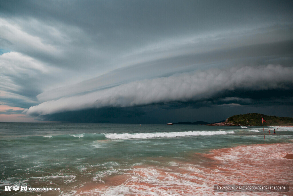 海边乌云下的壮阔景致
