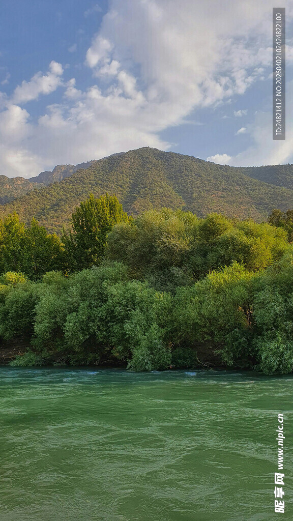 青山绿水间的秀丽自然风光