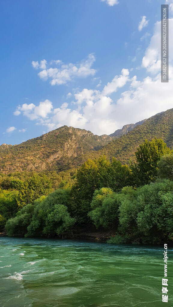 青山绿水间的秀丽风光