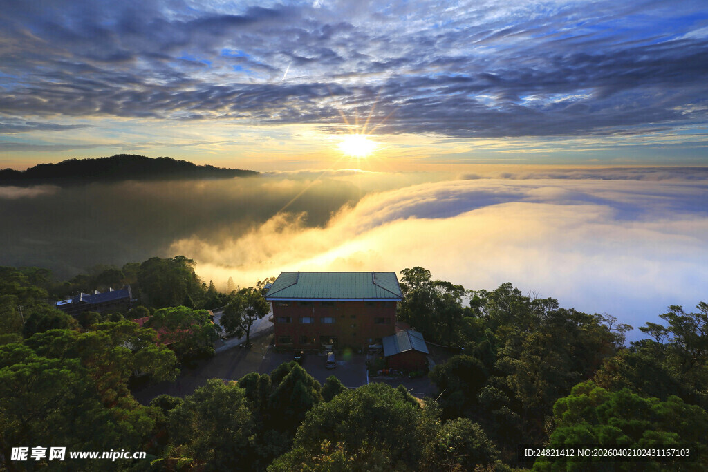 山间云海日出壮丽景观