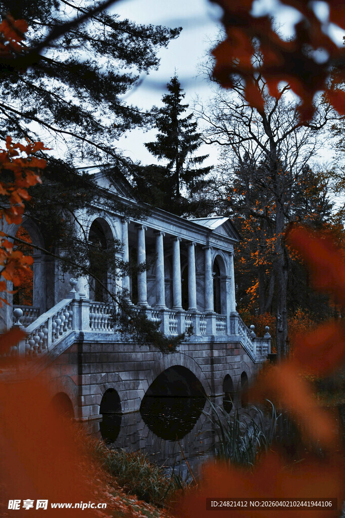 秋日湖畔古典风格白色建筑