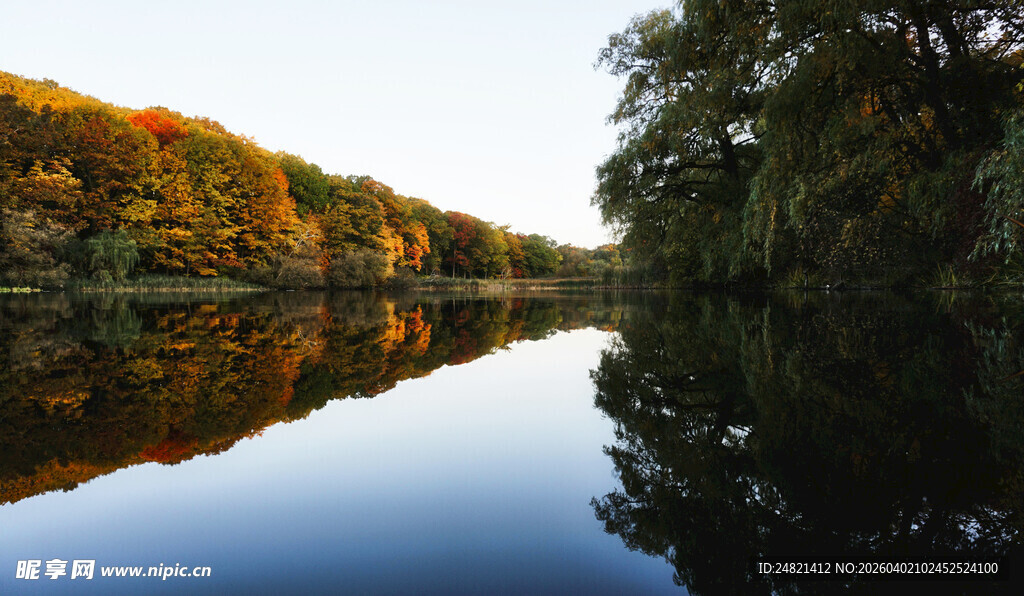 秋日河畔静谧美景