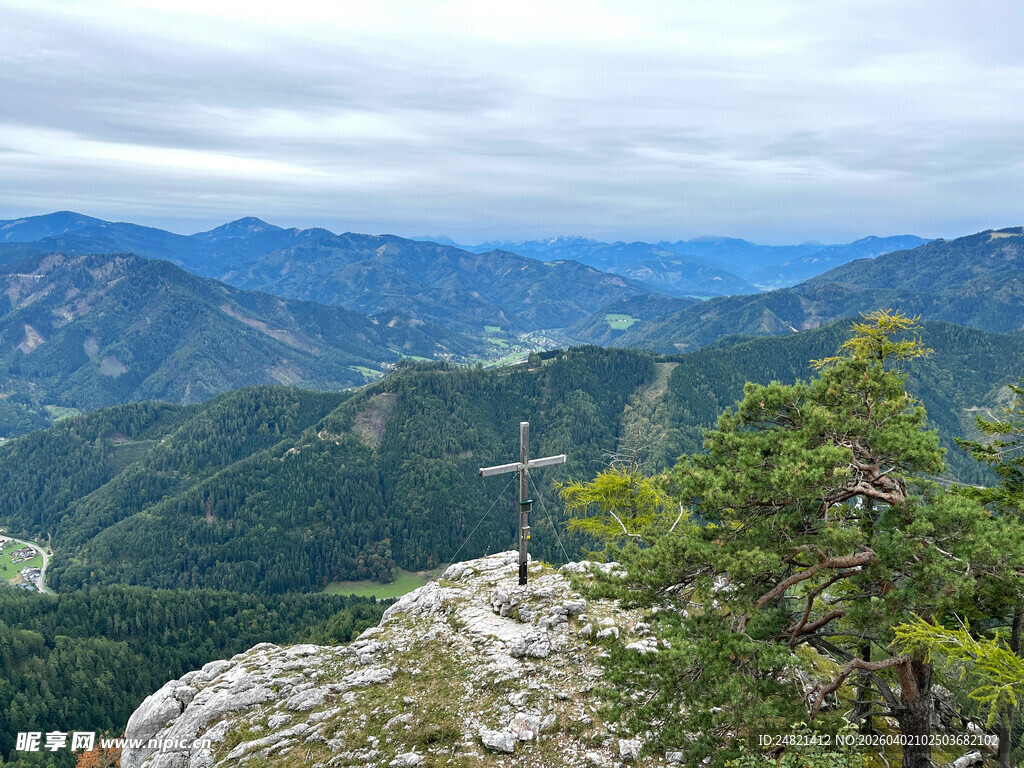山巅远眺壮丽山峦景色