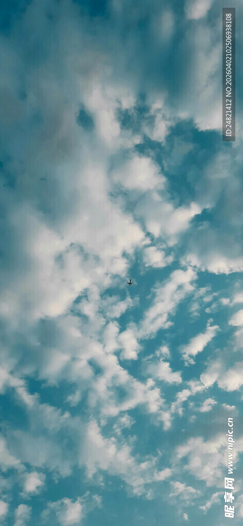 梦幻蓝天与轻柔云朵