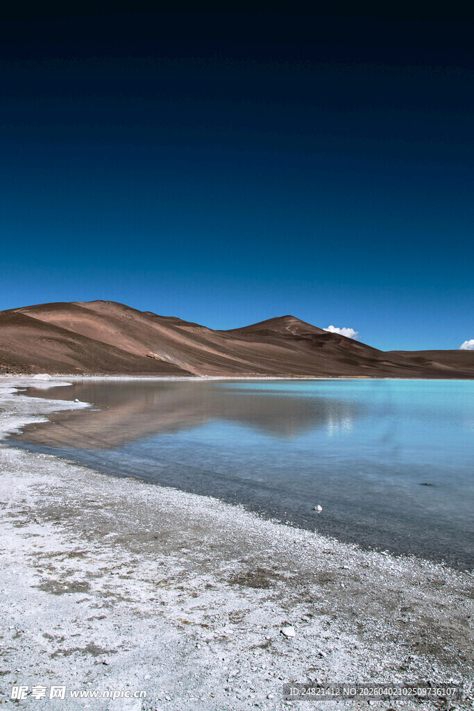 荒漠中的静谧湖泊