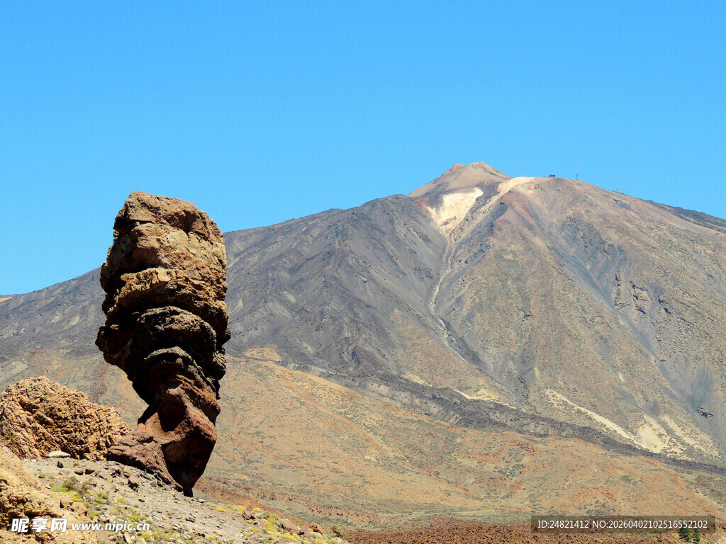 奇特岩石与远处巍峨山脉
