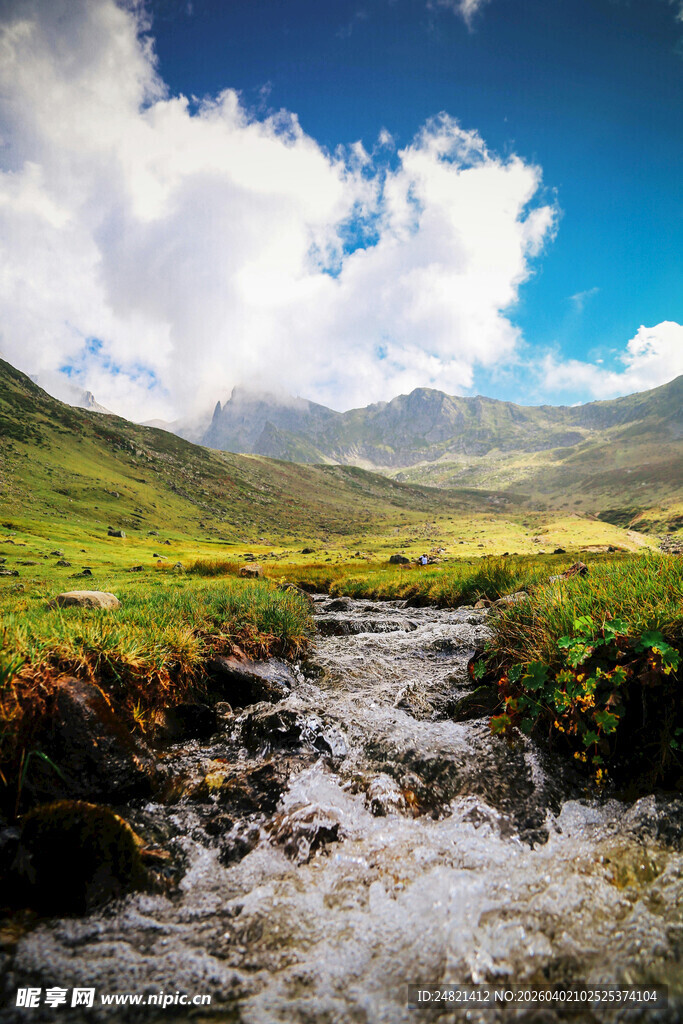 山间溪流
