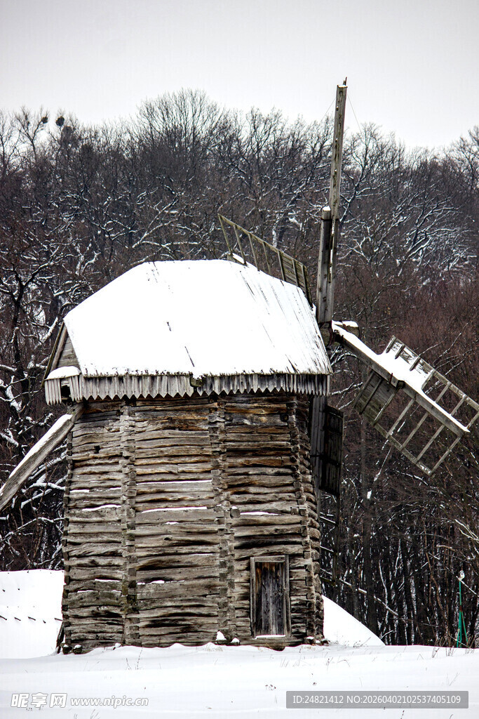 雪覆古老风车木屋