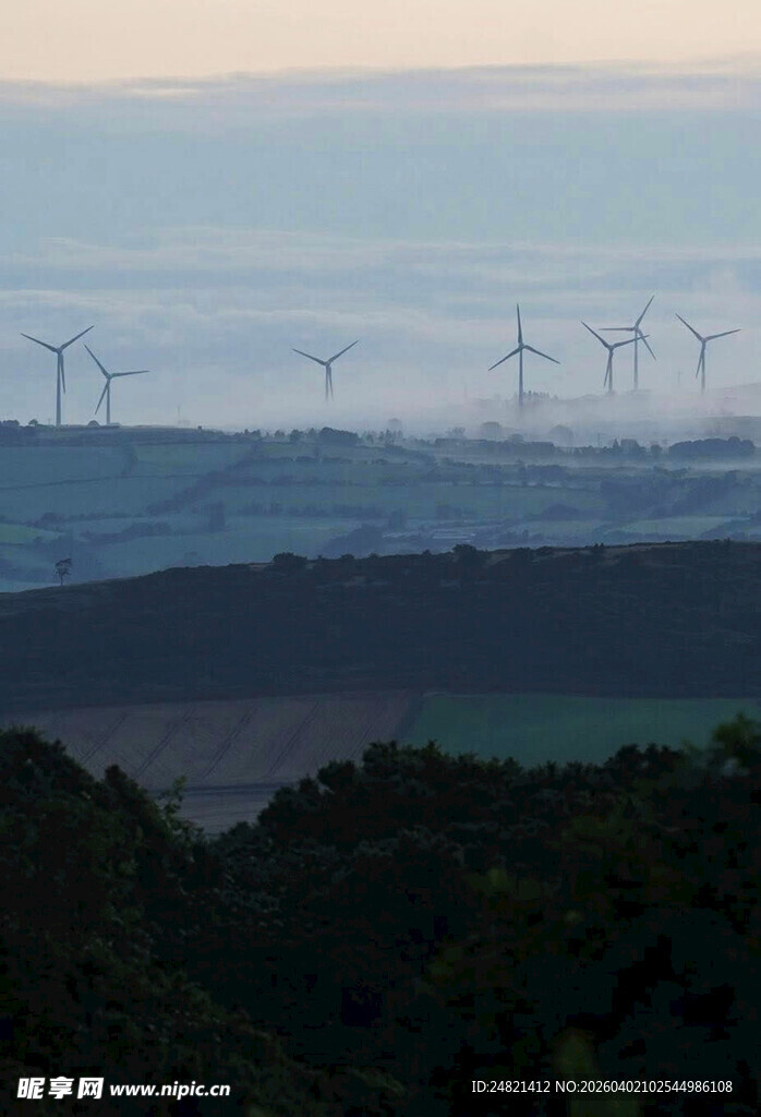 远观山林间的风力发电机组