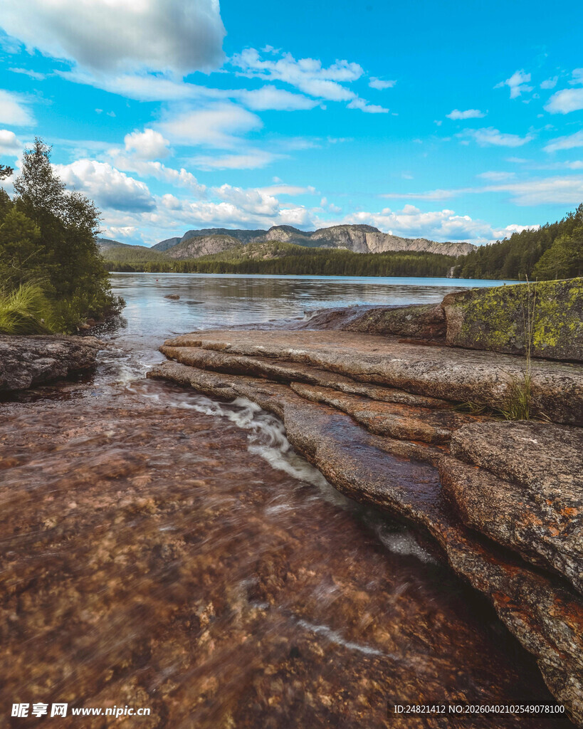 山间溪流与远处湖景风光