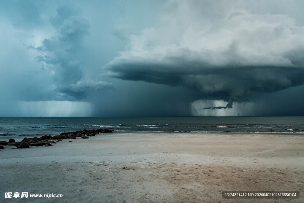 海边乌云密布的震撼景象