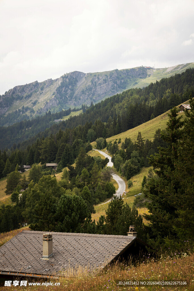 山间小屋与蜿蜒山路美景