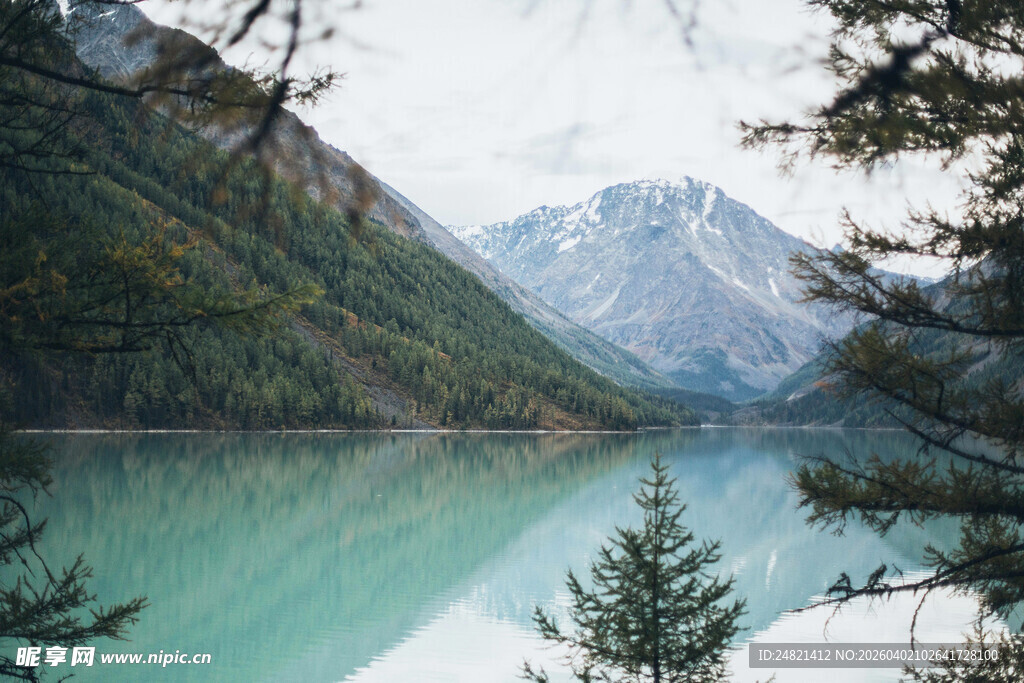 高山湖畔美景