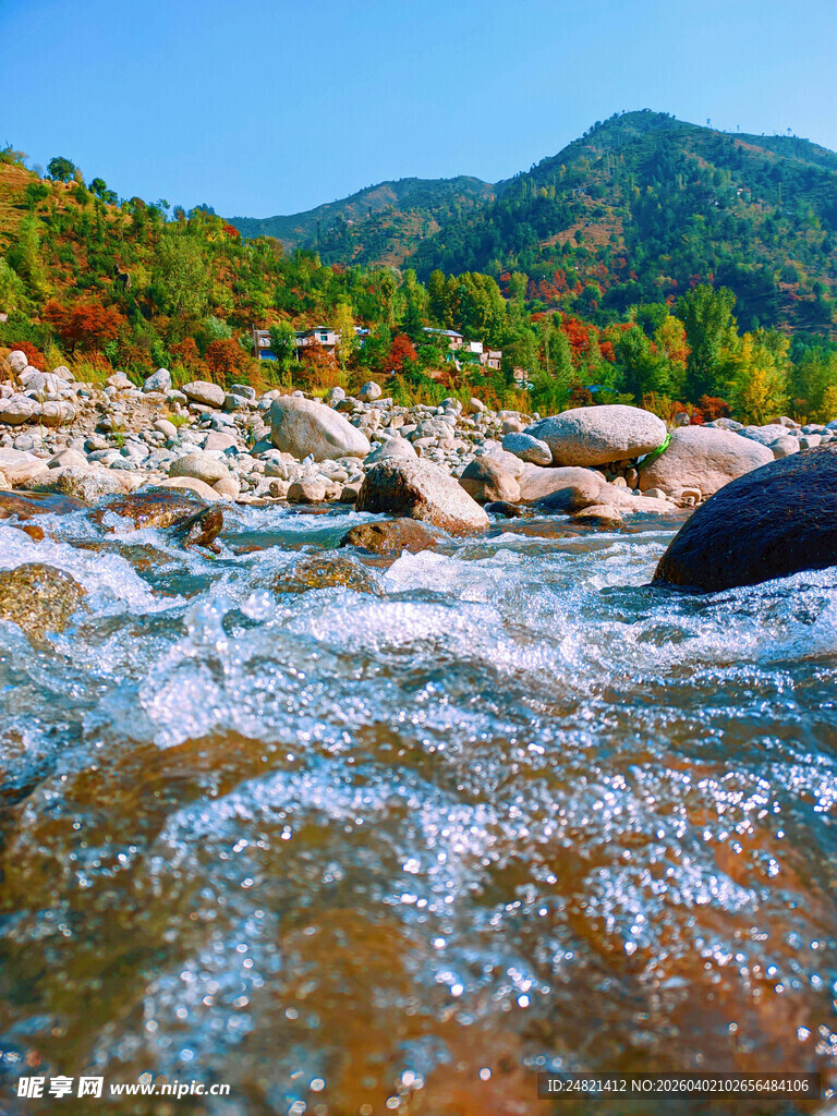山间溪流