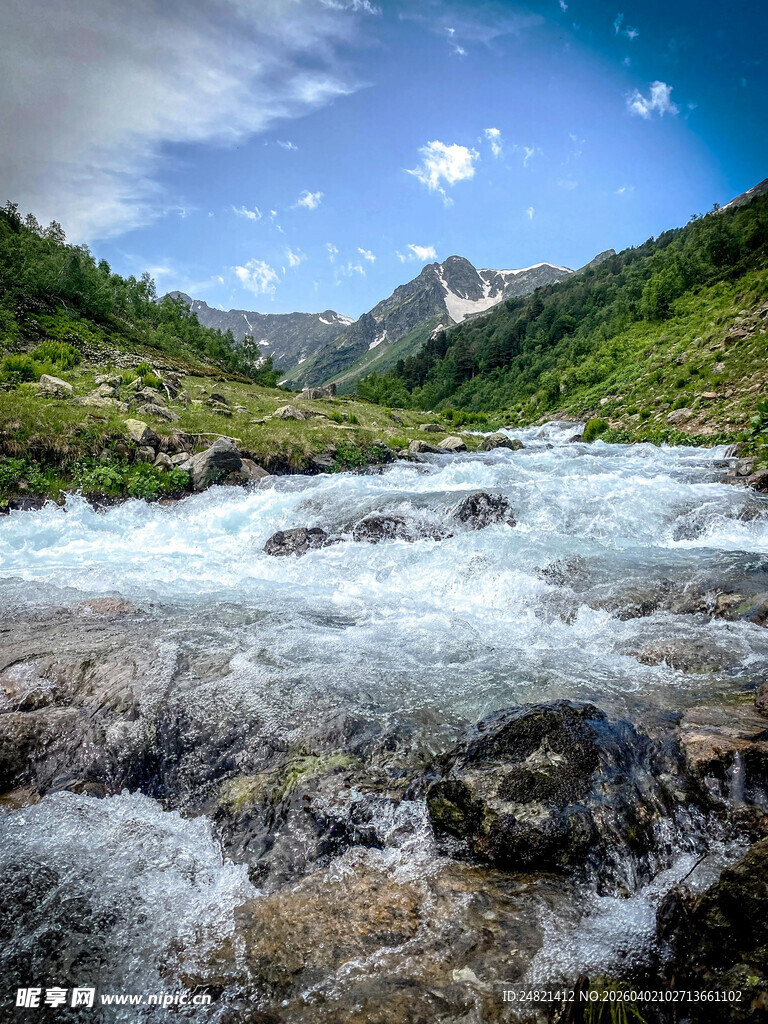 山间溪流