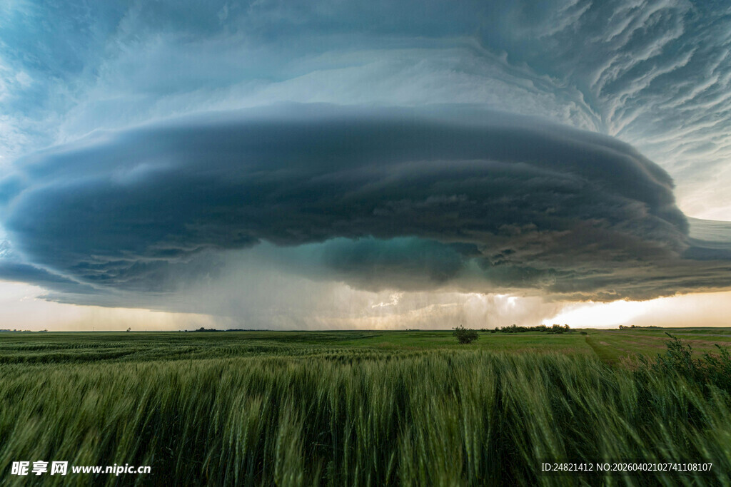 草原上空的壮观风暴云