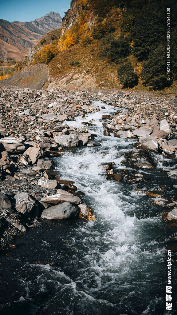山间溪流潺潺