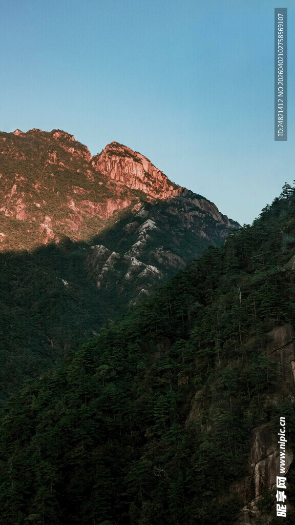 夕阳下的山峦美景