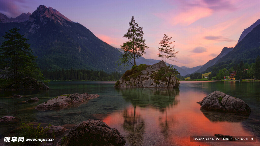 湖畔山林的梦幻黄昏美景