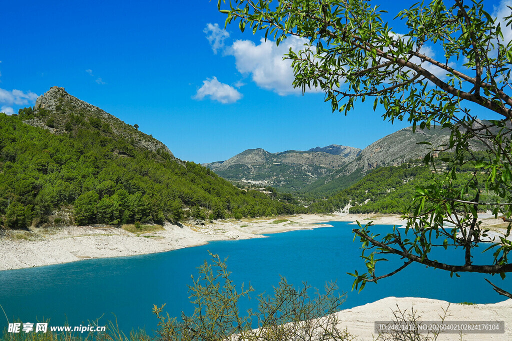 青山碧水间的美丽湖景