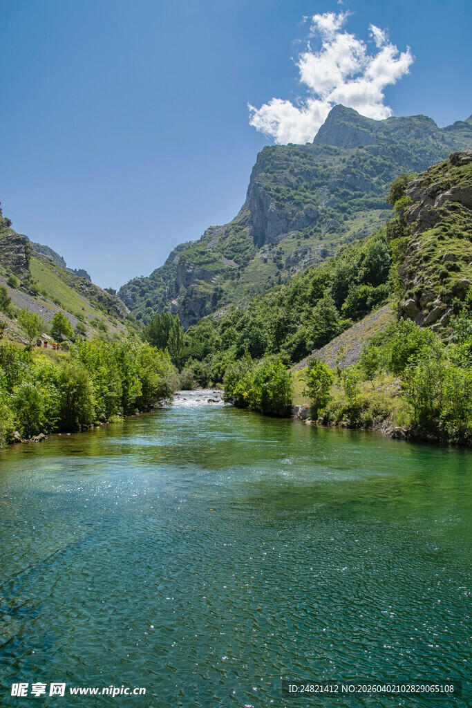 青山绿水间的宁静河流