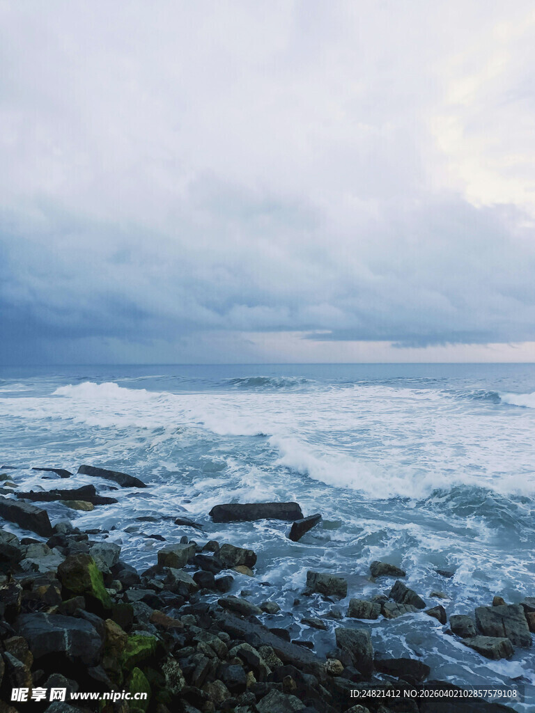 海边波涛汹涌的壮丽景象