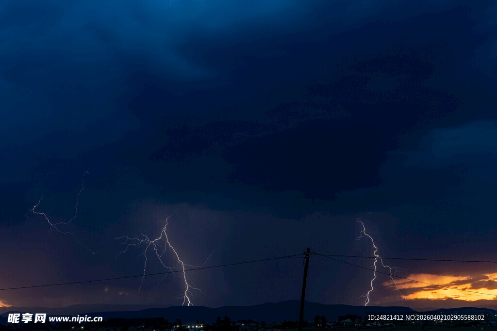 夜空中的闪电奇观