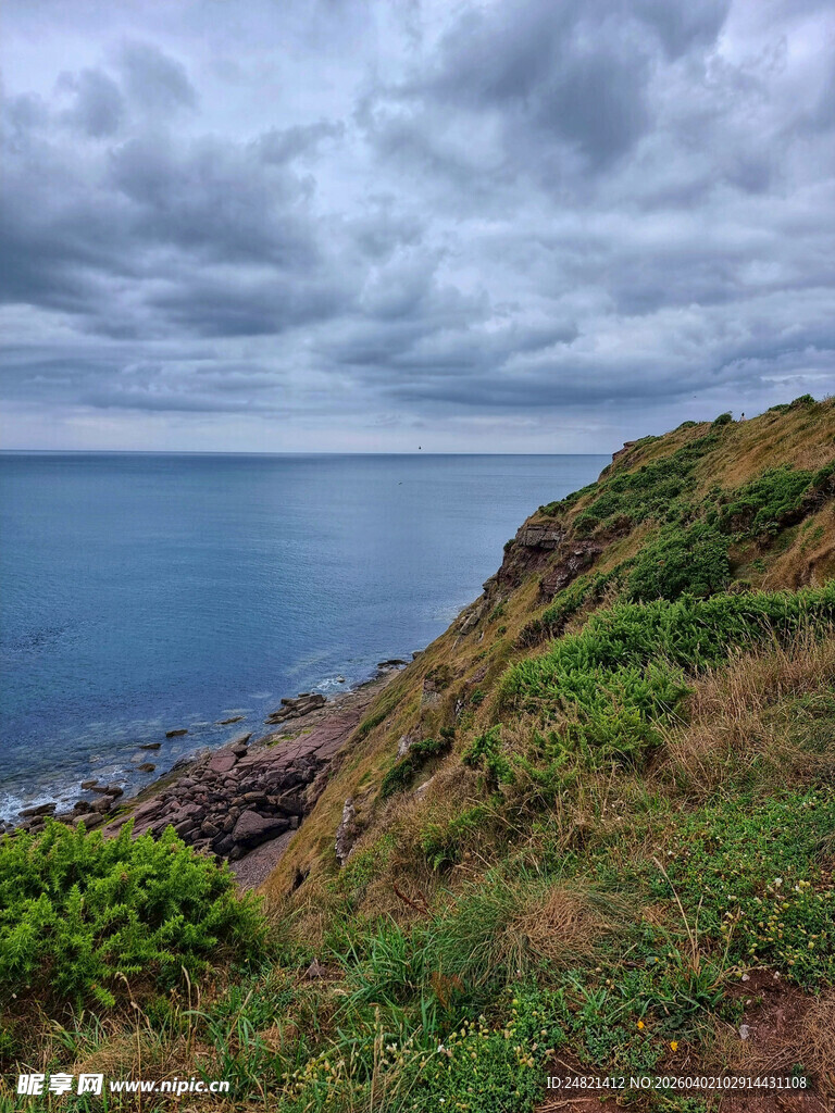 海岸边的葱郁山坡与大海