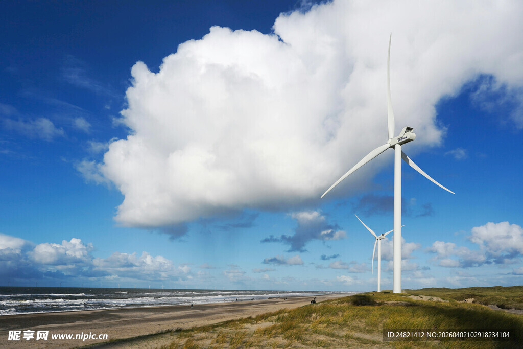 海边风车与蓝天白云美景