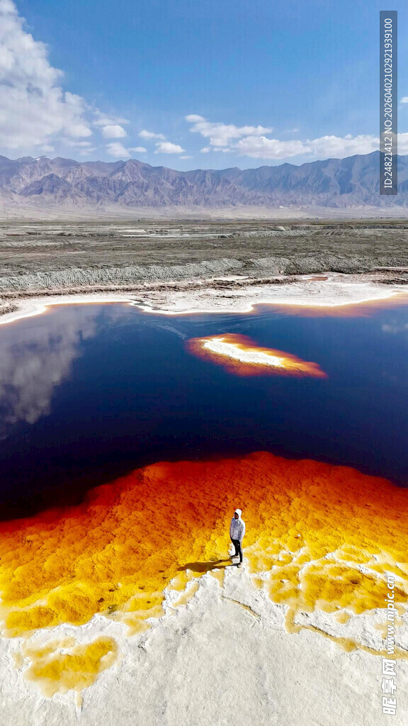 梦幻盐湖中的孤独行者