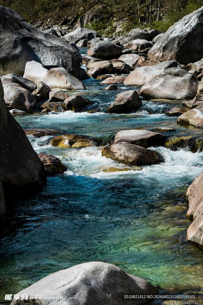 山间清澈溪流穿岩石而过
