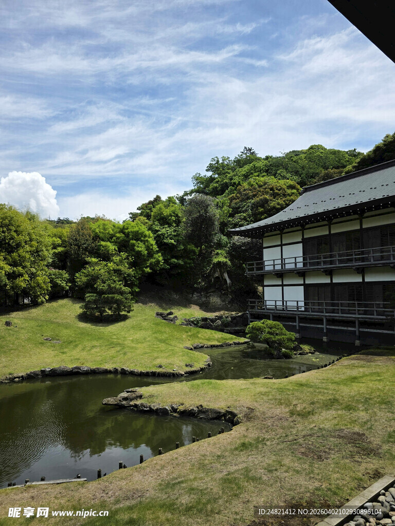 日式庭院中的静谧池塘