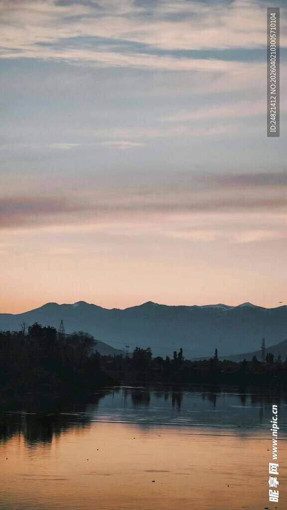 湖畔黄昏山色倒影美景