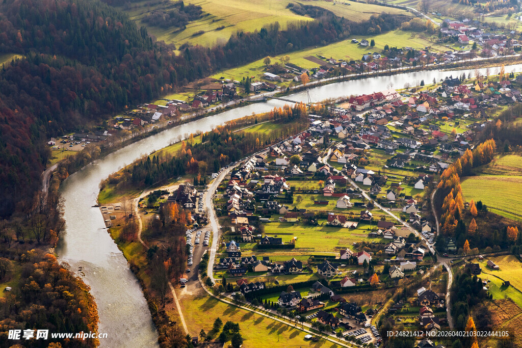 山谷中蜿蜒河流旁的村庄